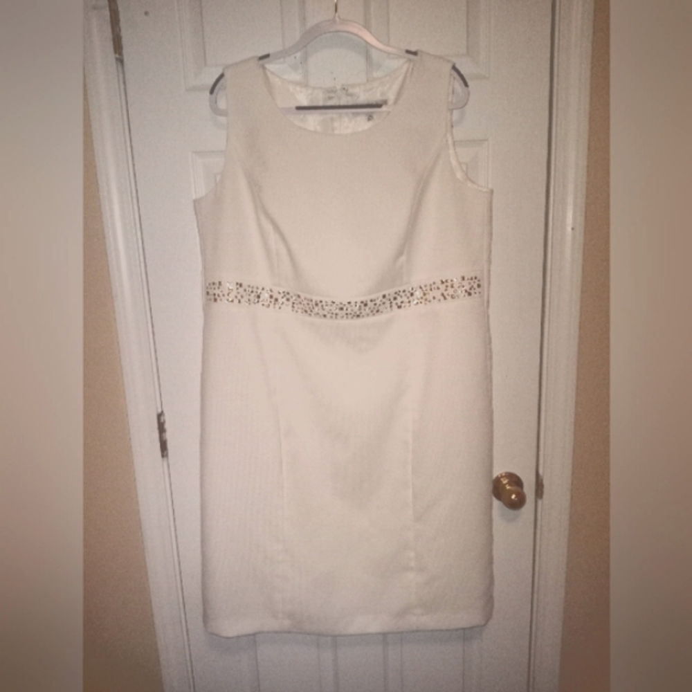 Kasper White Sleeveless Dress with Gold with Silver Waistline Trim Size 18W
